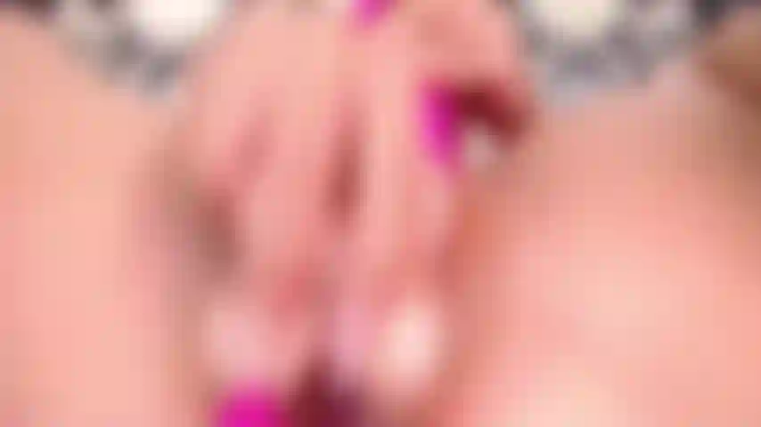 Stecke drei spielzeuge gleichzeitig in meine muschi und stöhne wie verrückt.