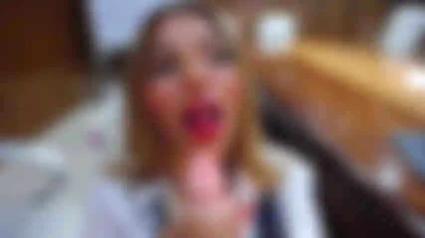 Setze diese freche studentin auf die knie und lass sie deinen schwanz lutschen.