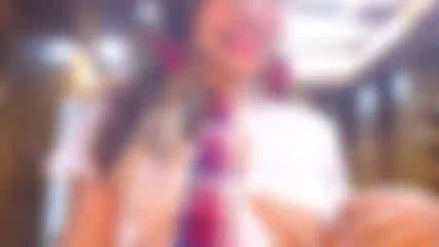 Sieh mir zu, wie ich laut stöhne und meinen arsch unter meinem schulrock ficke.