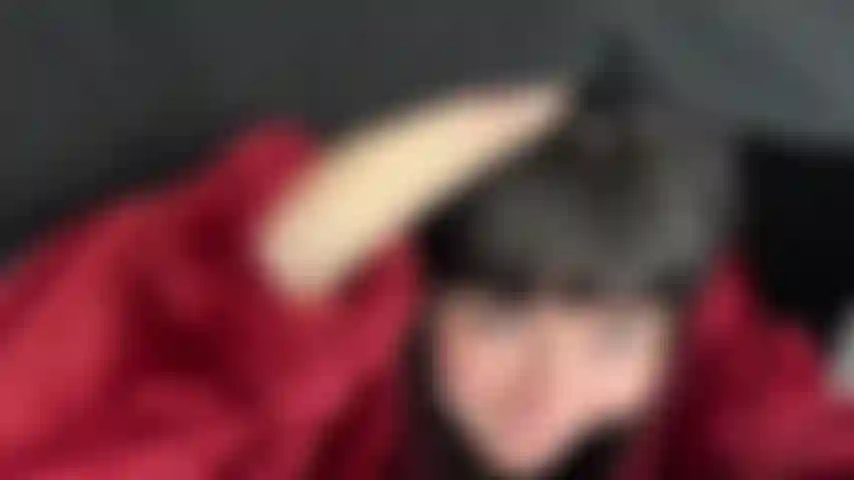 Eine versaute milf lutscht einen schwanz unter dem tisch – wir sind auf einem date und unser essen braucht viel zu lange, bis es kommt. Ich krieche unter den tisch, um eine vorspeise zu essen, lutsche deinen schwanz und bettle um dein sperma. Du wirst deine hungrige milf-schlampe doch nicht abweisen, oder??