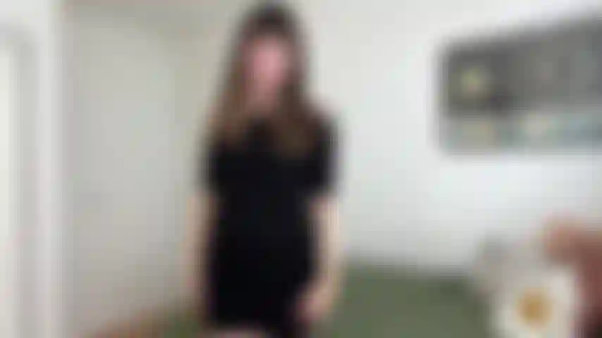 Glückliche frau – ich kann nicht glauben, dass du mir ein geschenk gemacht hast! Ich muss es dir irgendwie zurückzahlen. Willst du, dass ich eine ungezogene frau bin und dir meine löcher gebe? Schlampiger blowjob, buttplug und ficke meine muschi, bis ich abspritze.