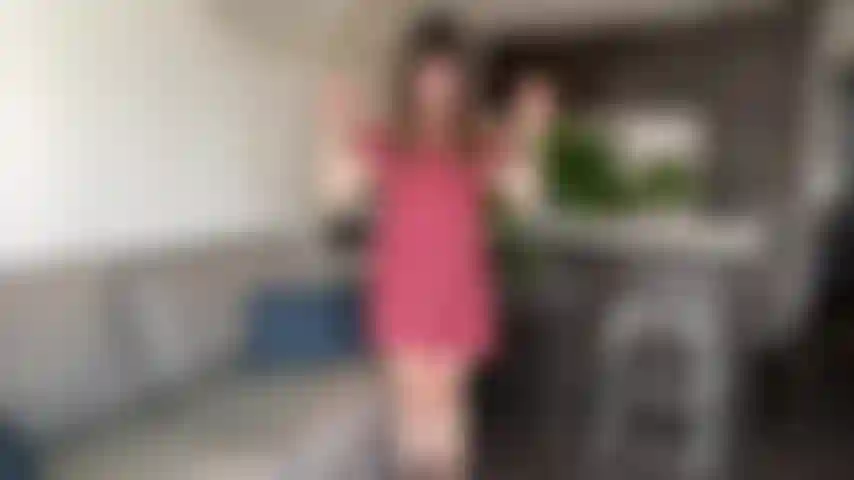 Sommerkleid striptease und squirt-ich ziehe mich aus meinem outfit und necke dich mit meinem körper bis du mich ficken willst. Ich benutze meinen dildo und bringe mich dazu, immer wieder zu spritzen. Viel dirty talk. Füße/sandalen stehen im fokus, ich trete auch in meinen squirt.