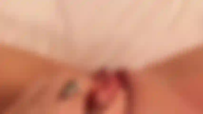 Cremiger pov-orgasmus – ich habe den ganzen tag gelernt und beschlossen, eine pause zu machen. Sieh mir beim spielen aus meiner pov-perspektive zu … meine muschi zu fingern und dir zu zeigen, wie cremig ich bin, macht mich so geil. Das dehnen mit mehreren fingern in kombination mit sanftem klitoris-teasen bringt mich heftig zum abspritzen.