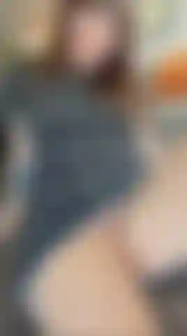 Cremige muschi-masturbation – kein höschen unter meinem kleid und mein spielzeug in der nähe... Komm und finde heraus, wie cremig diese muschi wird und wie sehr ich es liebe, sie zu kosten...
