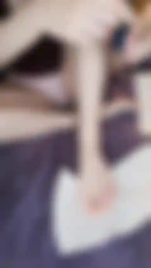 Lackiere meine zehennägel blau.