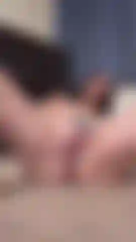 Ich schiebe meinen tanga zur seite und befriedige mich selbst mit einer nahaufnahme aus der pov-perspektive meines arsches und meiner muschi. Das wirst du genießen. 😘.