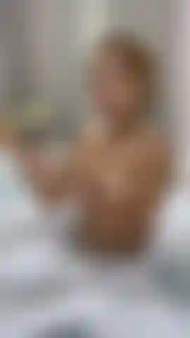 Nehme eine feuchte dusche mit öl auf meinen titten.