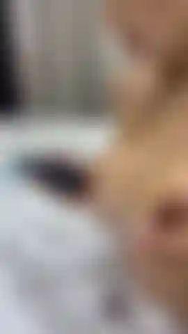 Spiele mit meinen harten nippeln und meinem spielzeug.