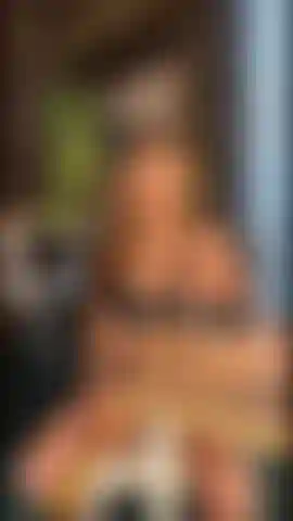 Die gleichzeitig mit ihren großen titten und ihren harten brustwarzen spielt.