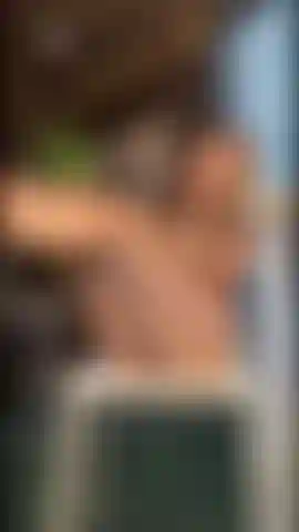 Die gleichzeitig mit ihrer muschi und ihren fingern spielt.