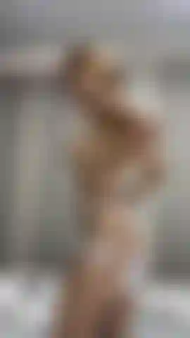 Ein sexy mädchen, das mit ihrem hintern spielt.