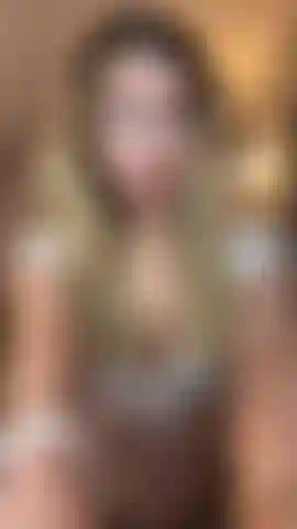 Ich reize dich mit meinen nippelblitzern, während ich dir alle winkel zeige & mir auf den hintern schlage, während ich mich vorbeuge.
