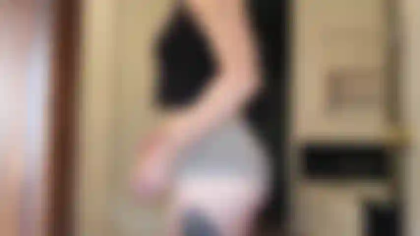 Die schwierigkeiten hat, leggings anzuziehen.