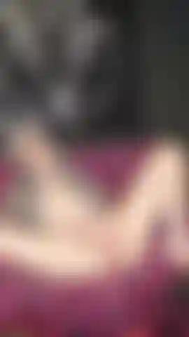 420 Bunny spielt mit sich.