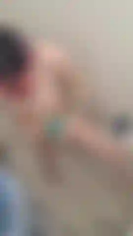 Die mich anschaut, während ich dusche.