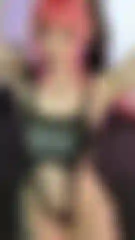 Ein gamer-girl nimmt einen 9-zoll-schwanz.