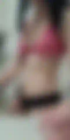 Vor einer show im badezimmer mit dem arsch wackelt.