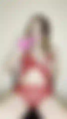 Die kehlenfick macht und auf einem am stuhl feststeckenden dildo reitet.