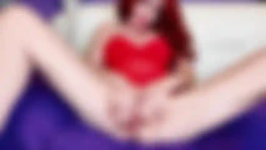 Fingere ihre muschi mit langen roten stiletto-nägeln.