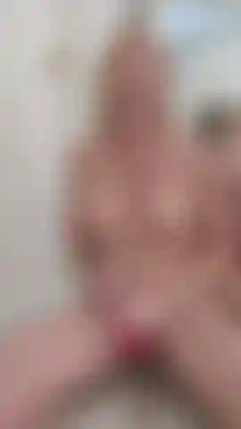 Ich spiele mit mir selbst vor dem spiegel mit meinem liebsten klitoris-spielzeug! Völlig nackt mit einer großartigen spiegelansicht von vorne und hinten. Ich rede sexy mit dir!