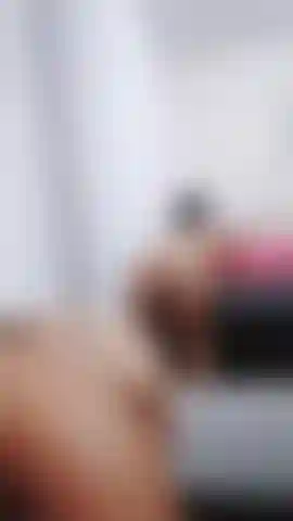 Striptease vor dem spiegel.