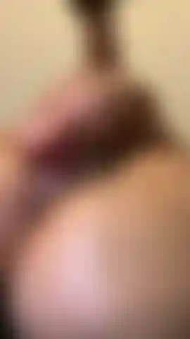 Ich ficke mich mit einem großen schwarzen dildo und komme überall. Schau dir meine klaffende muschi an.