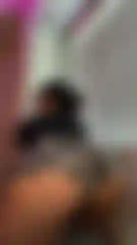 Schau mir zu, wie ich meinen arsch nach einem langen, harten tag schüttle.