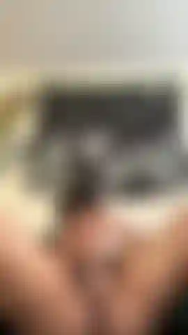 Ich kann nicht aufhören, diese cremige muschi mit meinem dildo zu ficken. Ich habe den ganzen tag daran gedacht, deinen schwanz zu nehmen.