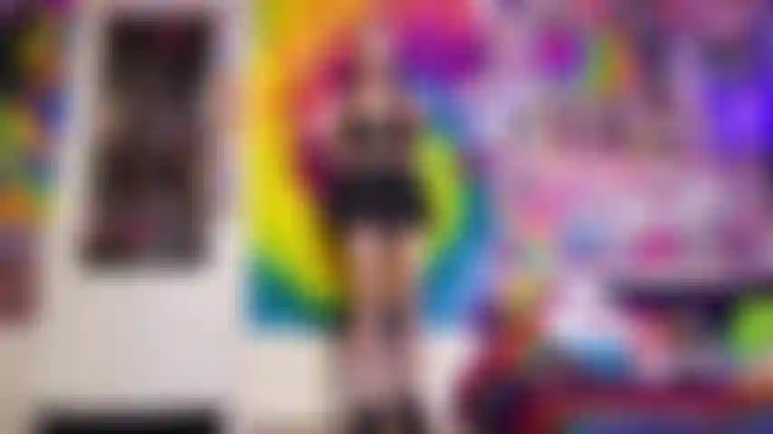 Eine gothic-göttin, die ballbusting-pov macht.