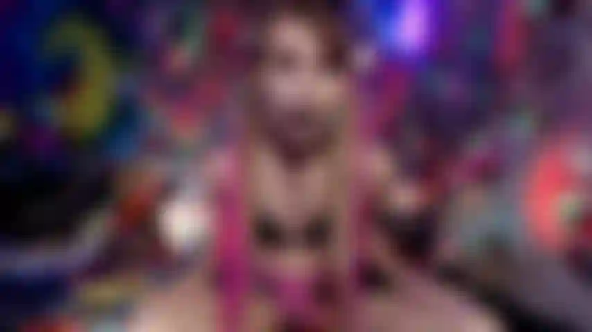 Assmr-göttin spielt mit ihrem arsch + macht dich zum arschsklaven.