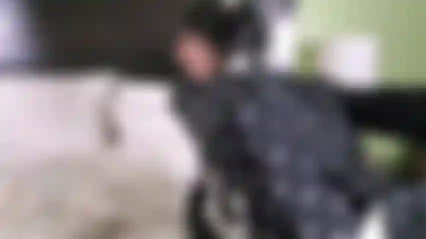 Ein freches gothic-girl, das alleine in der villa anal spielt.