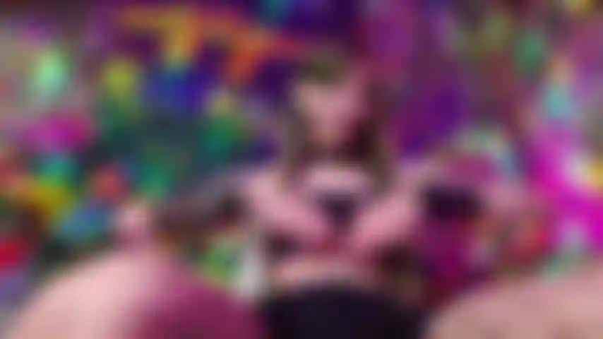 Eine gothic-göttin, die deinen kleinen schwanz brüskiert (sph).