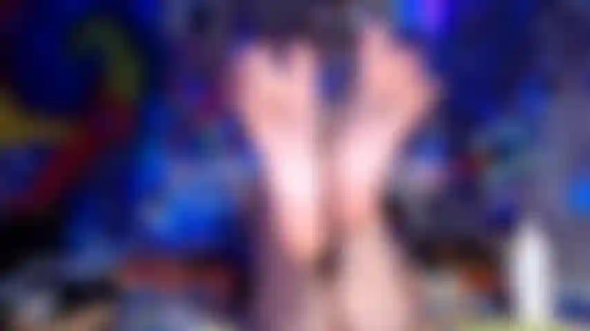 Ein versautes hippie-mädchen mit eingeölten nackten füßen + zehenknirschen, -dehnen und -spreizen für dich!