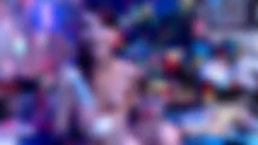 Gothic-göttin, schnelles anal-gaping + geldautomat.