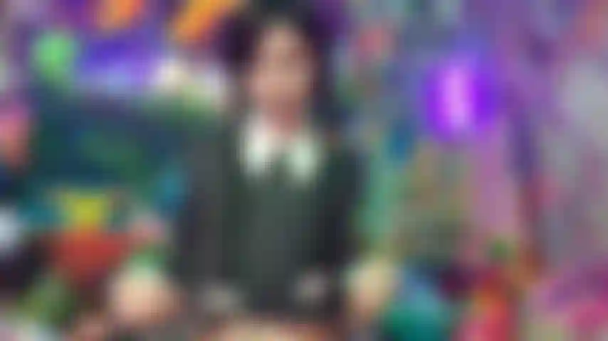 Mittwoch, addams allein in der villa, masturbiert und spritzt.