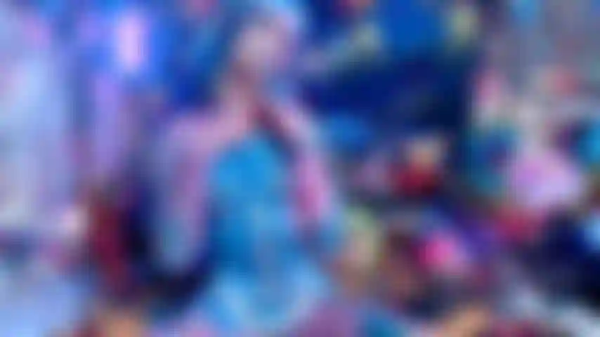 Cosplay-göttin, bodysuit-striptease + panty-tease.