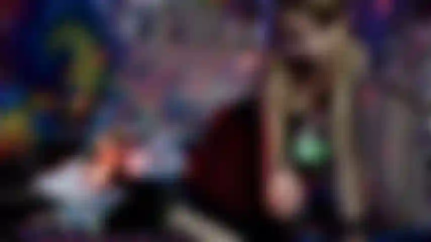 Domina halloween: eingesperrter fußsklave mit reinigungsfantasie.