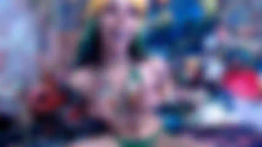 Iss die gummibärchen, die aus meiner muschi und meinem arsch gedrückt werden!