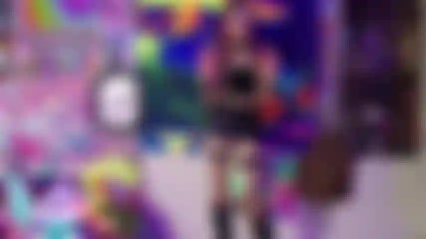 Goth-göttin, extremer ballbusting-pov.