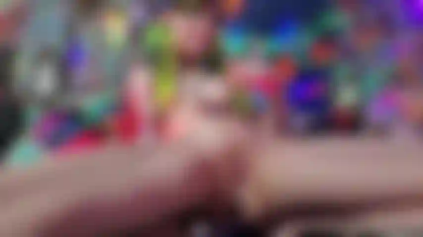 Behandle eine eingesperrte schlampe beim spermareinigen.