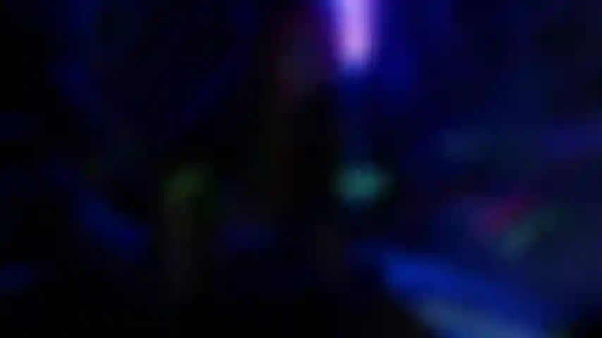 Schwanz- und spermagieriges wesen deepthroatet jeden dildo an der wand.