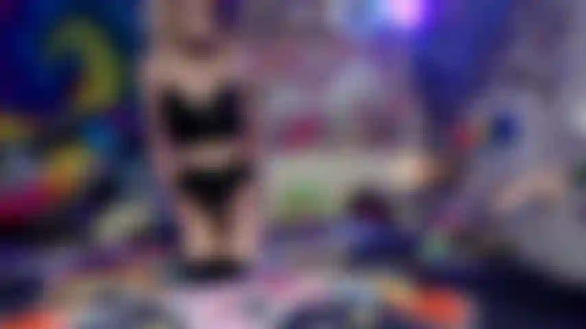 Ein gothic-babe in high heels + glänzendem pvc-outfit, ist nass, geil und bereit für eine gesichtsbehandlung!