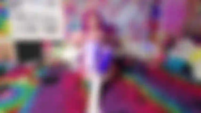 Footjob + ballbusting einer klassenkameradin des fußfreaks.