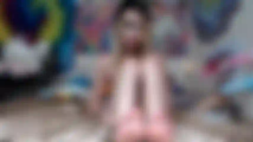 Gutter-punk-prinzessin verlangt fußanbetung.