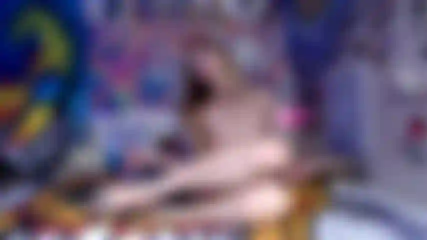 Sexy fersen- und fußgöttin macht dich zu einem gehorsamen, hypnotisierten fußsklaven.