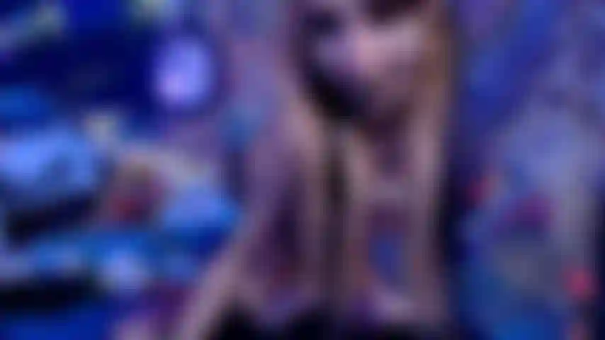 Latexstrumpf footjob + sperma auf die füße.