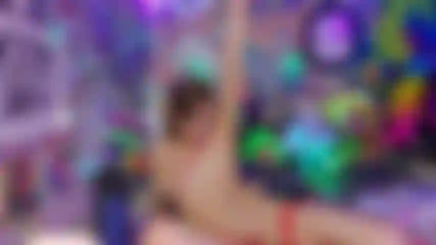 Flexibler zehenfick + höschenschnüffeln.