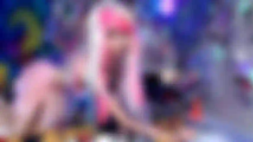 Cosplay-göttin schmutzige füße befehle für fußsklave.