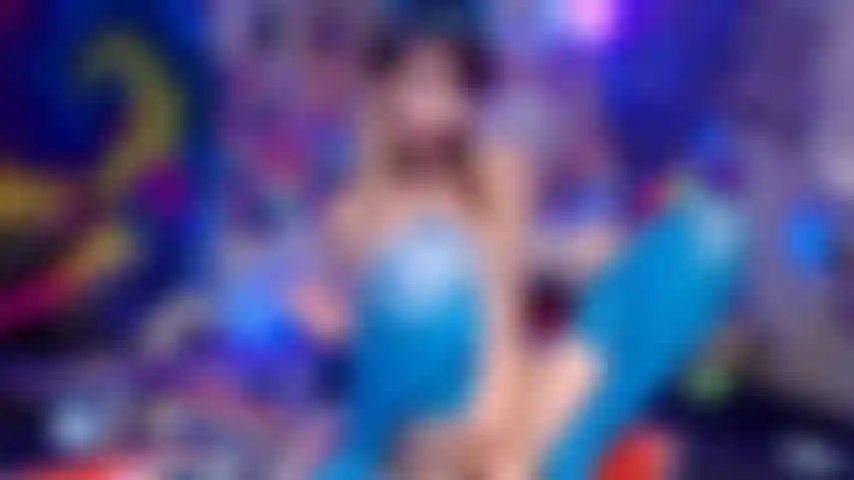 Prinzessin gummibärchen! Stopfe und schiebe gummis aus meinem engen arsch und meiner engen muschi.