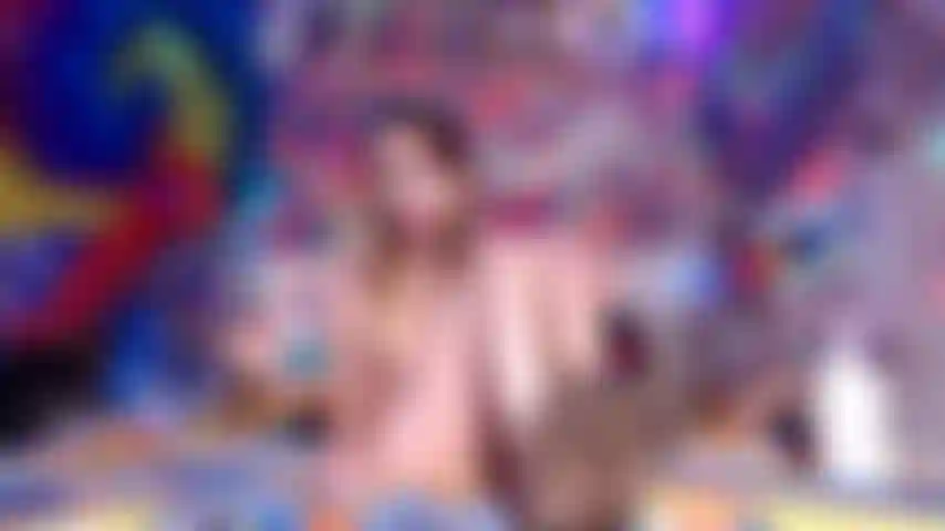 Schmutziger hippie, schmutzige schuhe und nackte füße.